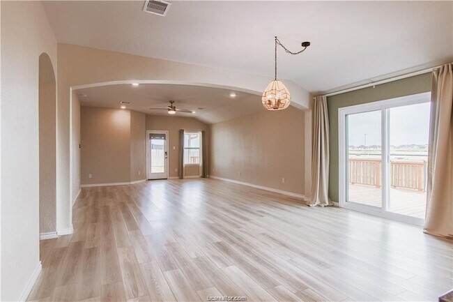 Building Photo - 6375 Darlington Ave