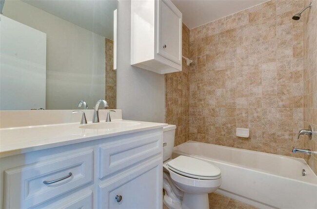 Building Photo - 612 E 38th St