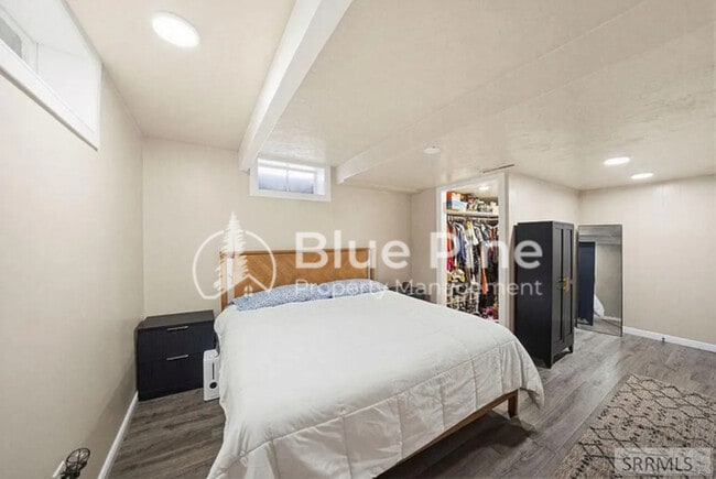 Building Photo - 407 Valley Dr
