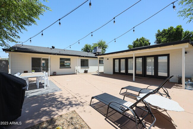 Building Photo - 901 W Berridge Ln