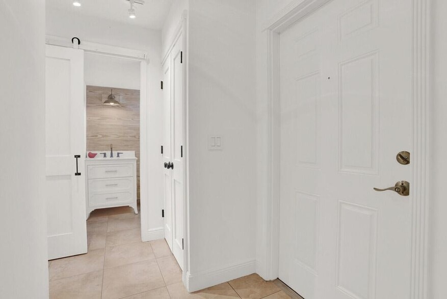 Building Photo - 32 Colonial Club Dr