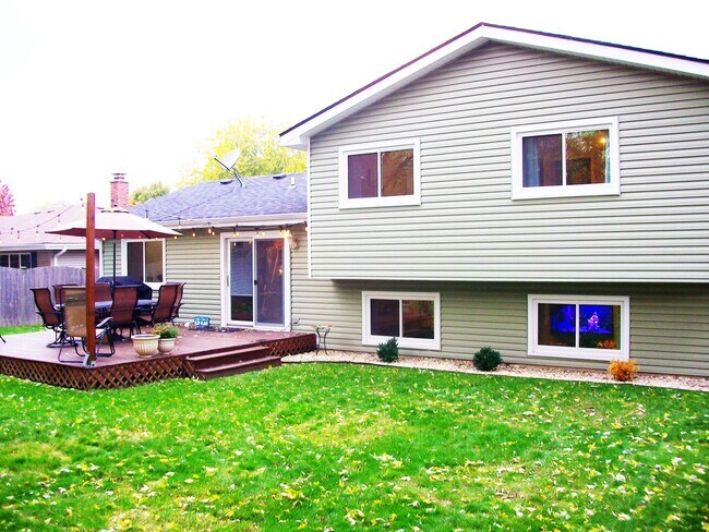 Building Photo - 30W181 Country Lakes Dr