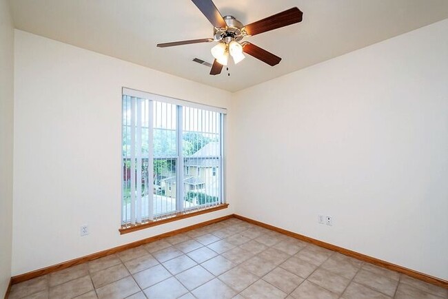 Building Photo - $2,695 | 4 Bedroom, 2 Bathroom | 3rd Floor...