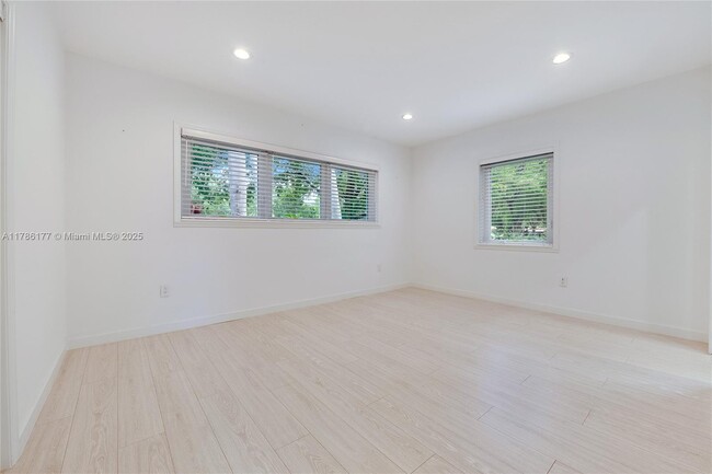 Building Photo - 1524 Zoreta Ave