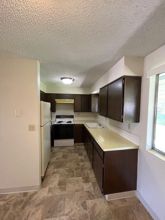 Building Photo - Hard to find 2 bdrm, 1.5 bath unit with wa...