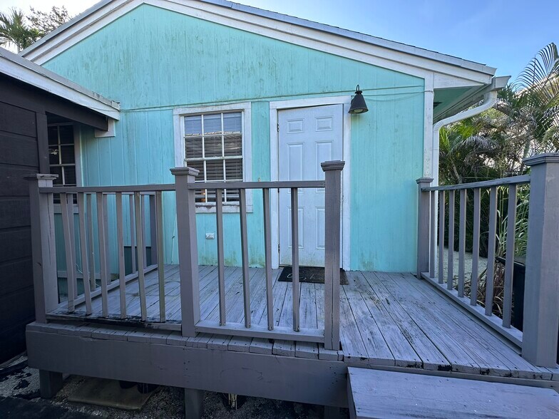 Building Photo - 1712 NE 5th Ct