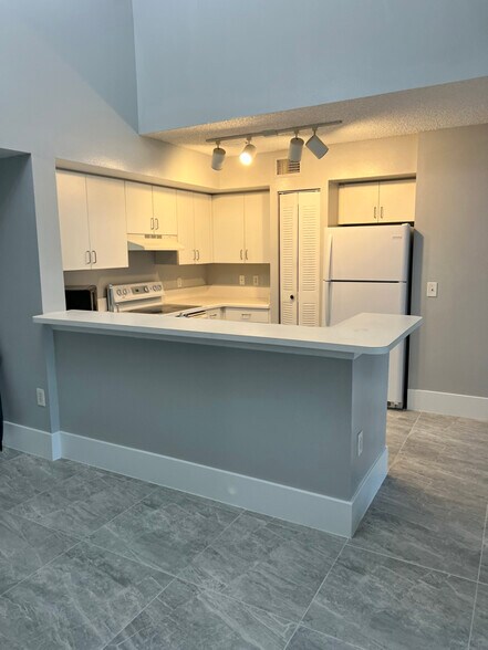 Building Photo - 1220 Wildwood Lakes Blvd