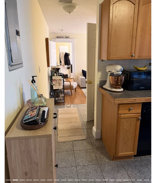 Building Photo - 220 Hanover St