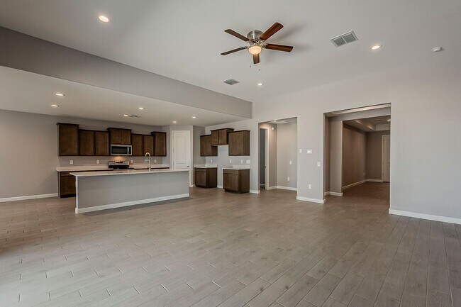 Building Photo - Spacious New-Build Family Home!