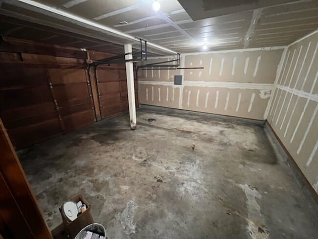 Building Photo - Oakbrook 2 Story 3 Bedroom home