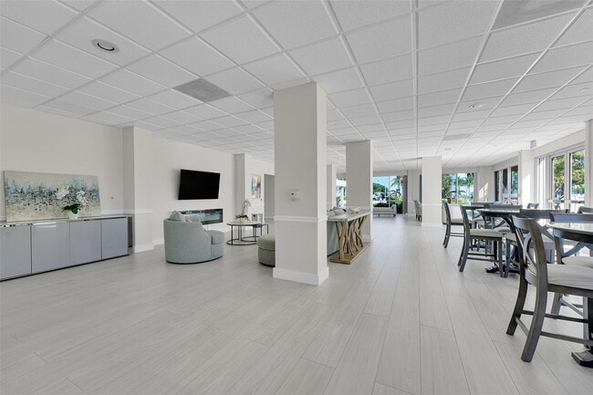 Building Photo - 405 N Ocean Blvd