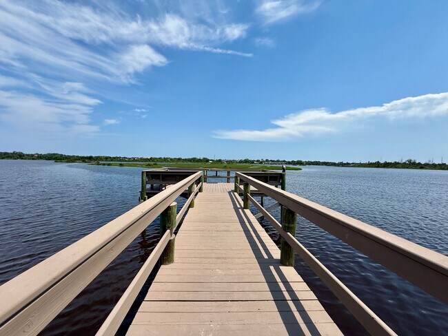 Building Photo - 3 bedroom, 3 bath Luxury Living Along the ...