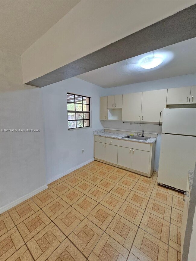 Building Photo - 120 NW 43rd Pl