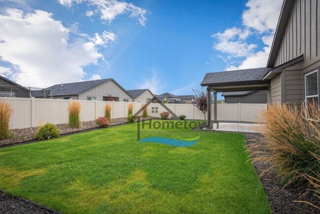 Building Photo - 3 Bedroom 2 Bath Home with 2-Car Attached ...