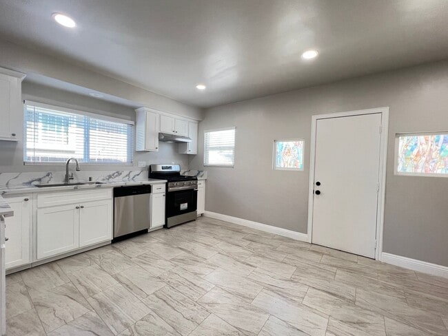 Building Photo - Craftsman Beauty with Upgrades | 2 Bed | 1...