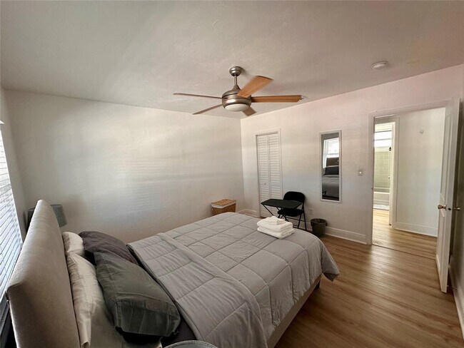 Building Photo - 5411 NE 22nd Terrace