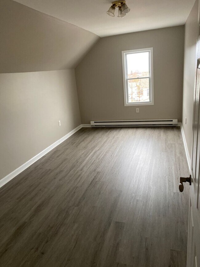 Building Photo - 142 Walnut St