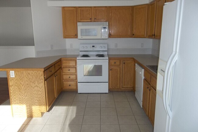 Building Photo - Spacious 5 Bedroom Home in Windsor