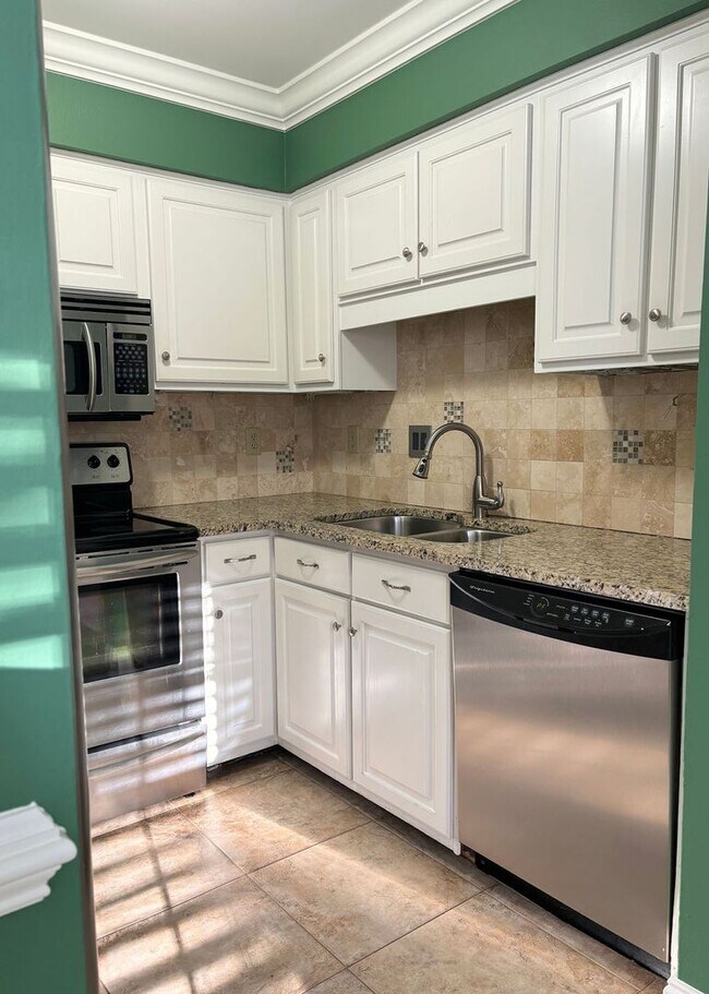 Building Photo - Available 1/10. Beautiful 3BR/3 BA Townhome Available in the Heart of Mt Pleasant!