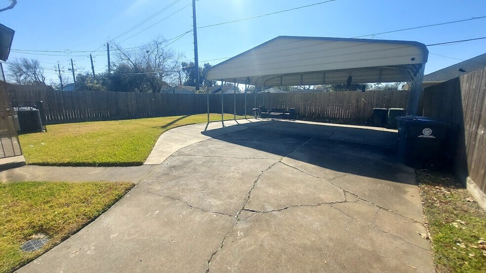 Three Car Parking - 3338 Blodgett St