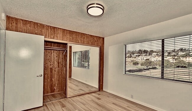 Building Photo - Modern Comfort with Stunning Views in La C...