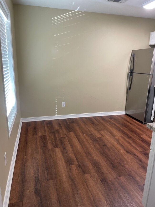 Building Photo - 2br 1 bath with washer dryer & granite countertops