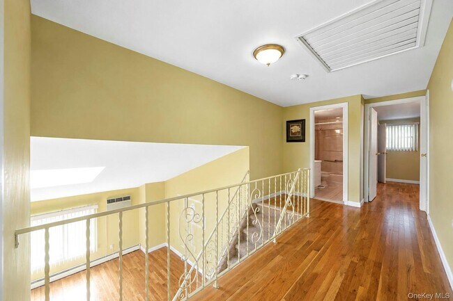 Building Photo - 25 Hewes St