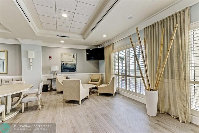 Building Photo - 2640 Lake Shore Dr