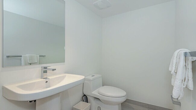 Building Photo - 4010 S Ocean Dr