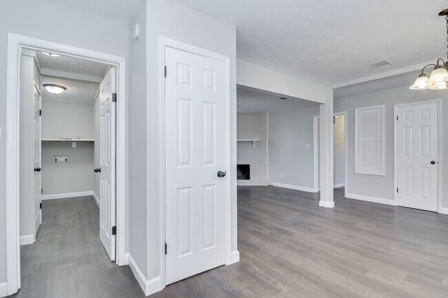 Building Photo - Excellent Newly Renovated Home!
