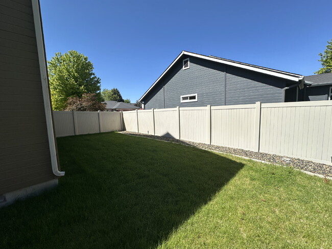 Building Photo - "Charming 4-Bed Home with Granite Accents & Hardwood Elegance in Meridian!"