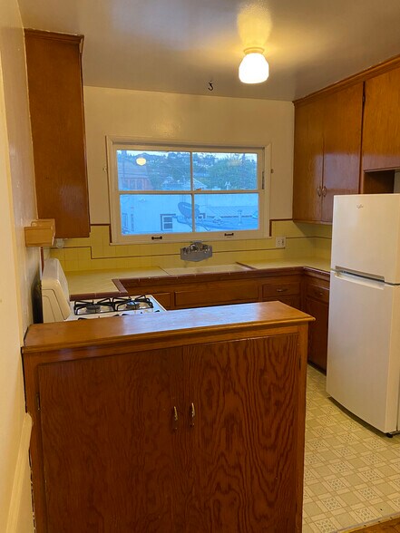 kitchen - 1851 N Mariposa Ave