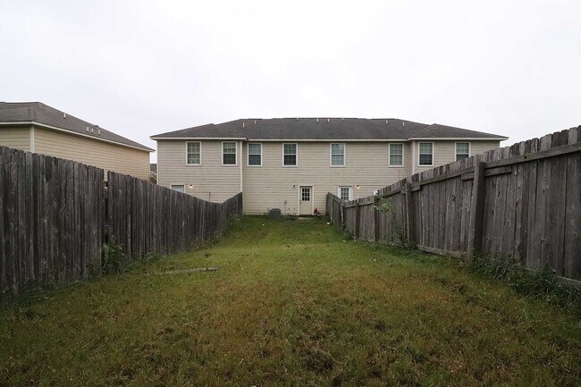 Building Photo - Converse 3 Bedroom Townhouse with Attached One-Car Garage and Large Fenced Backyard