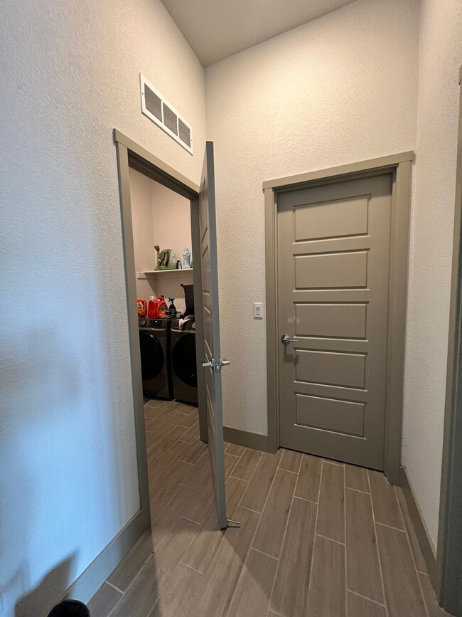 Building Photo - 2474 Bastidas Dr