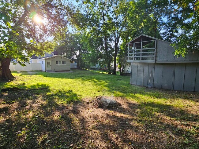 Backyard + Shed - 207 S East St