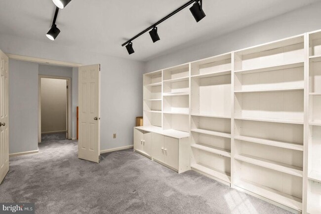 Building Photo - 1913 Meadow Ln