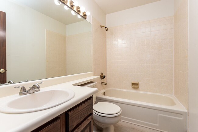 Building Photo - Charming home with Golf Course Views!!!