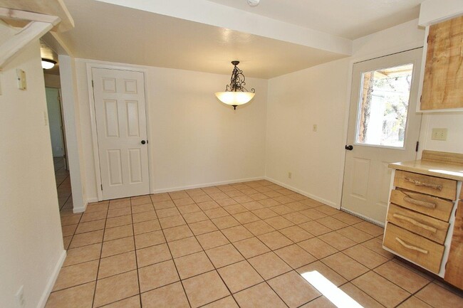 Building Photo - 816 S Wardwell Ave