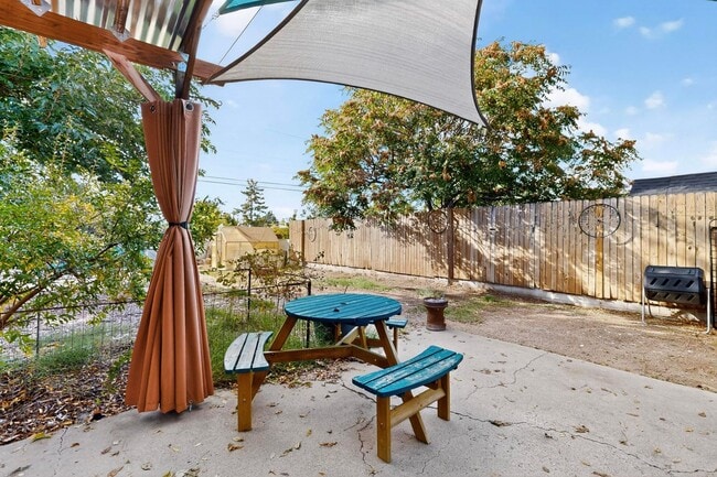 Building Photo - UPTOWN 2/bd 1/ba 1/cg 950/sf