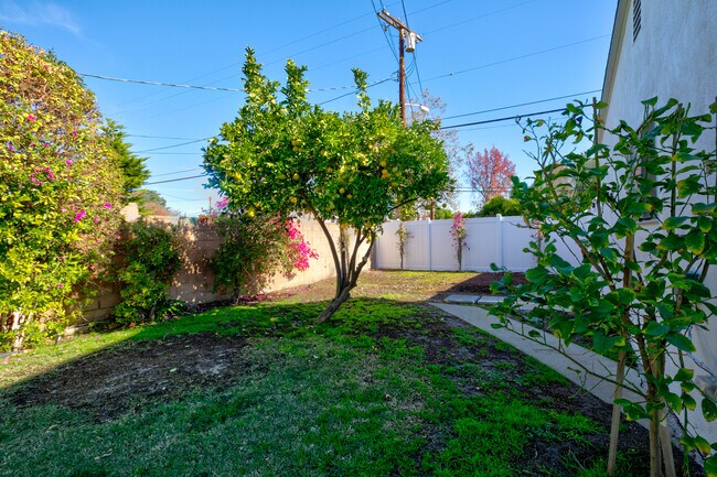 Building Photo - 5726 Lasaine Ave