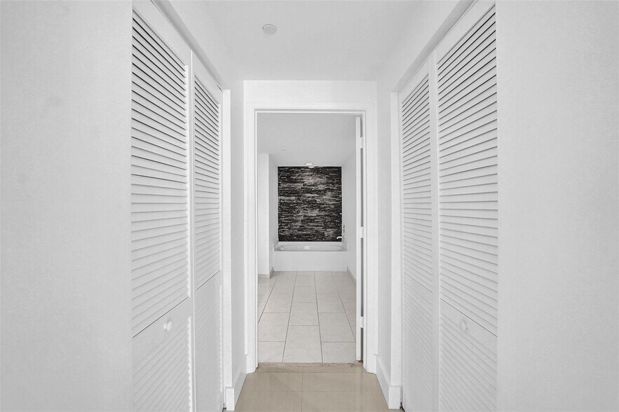 Building Photo - 950 Brickell Bay Dr