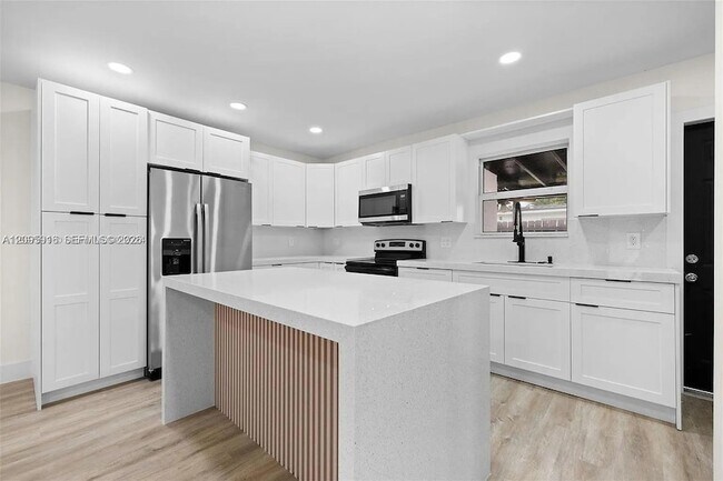 Building Photo - 331 W 40th Pl