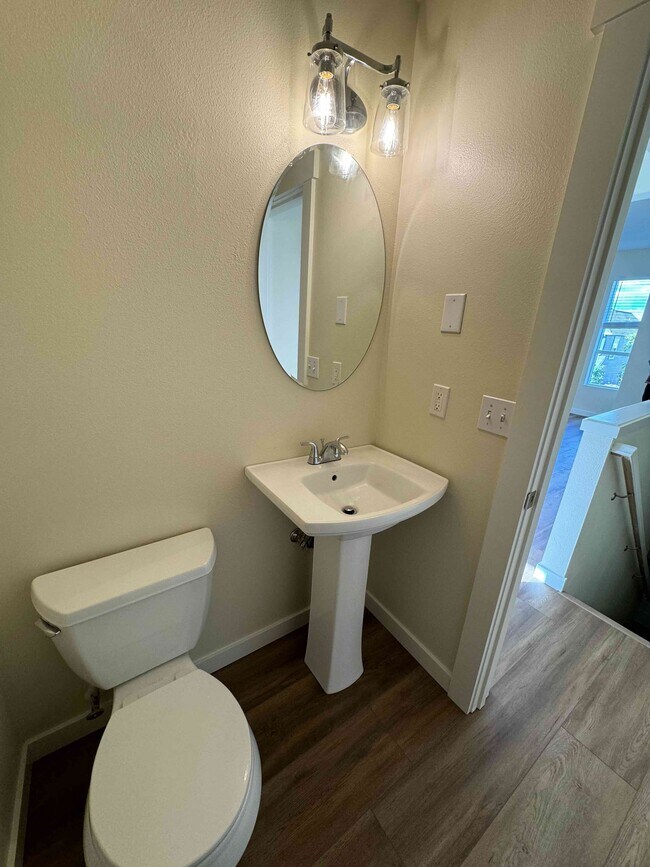 Building Photo - 2455 NE Park Dr