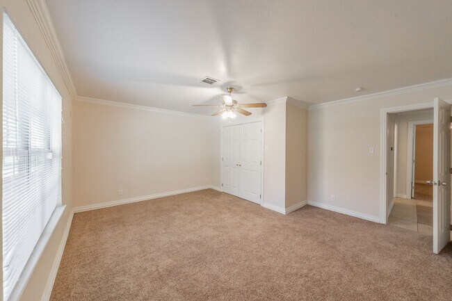 Building Photo - Spacious 5 Bedroom Home with Walk-Out Base...