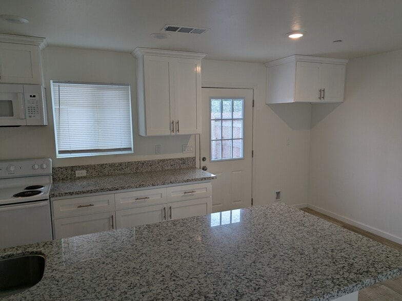 Building Photo - 324 Sycamore Dr