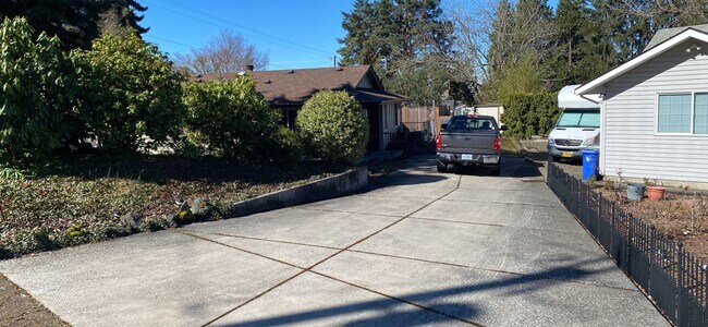 Building Photo - Clinton Dr