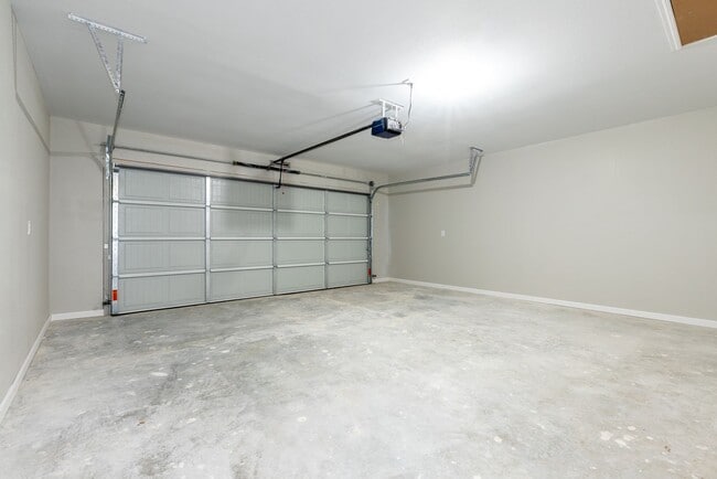 Building Photo - NEW LOW PRICE! 4 Bedroom 2 Bath +updated! ...