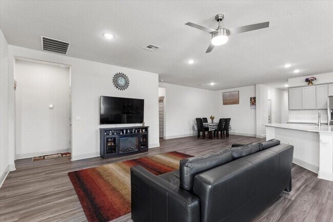 Building Photo - 18017 Nepi Dr