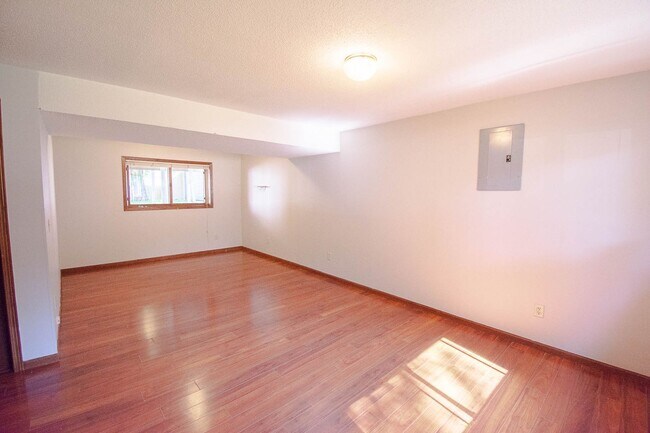 Building Photo - NW Rochester Split-Level with Vaulted Ceilings & Detached 2-Car Garage