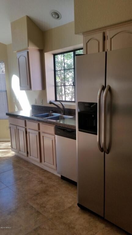 Building Photo - Bright & Peaceful Living in Oro Valley’s Gated Stoney Canyon